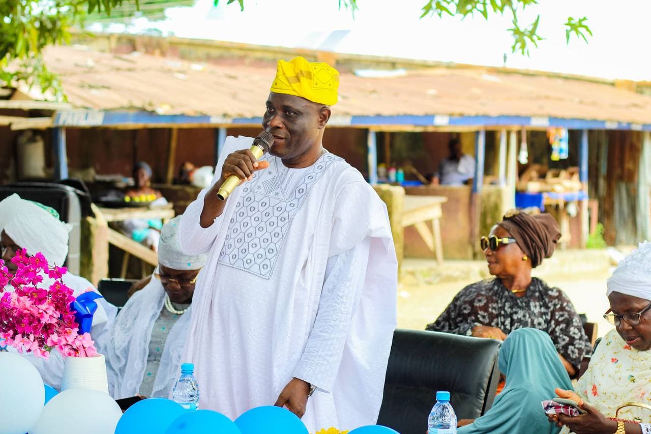 Comrade Ayeola speaking at the school farewell gathering held in his honour